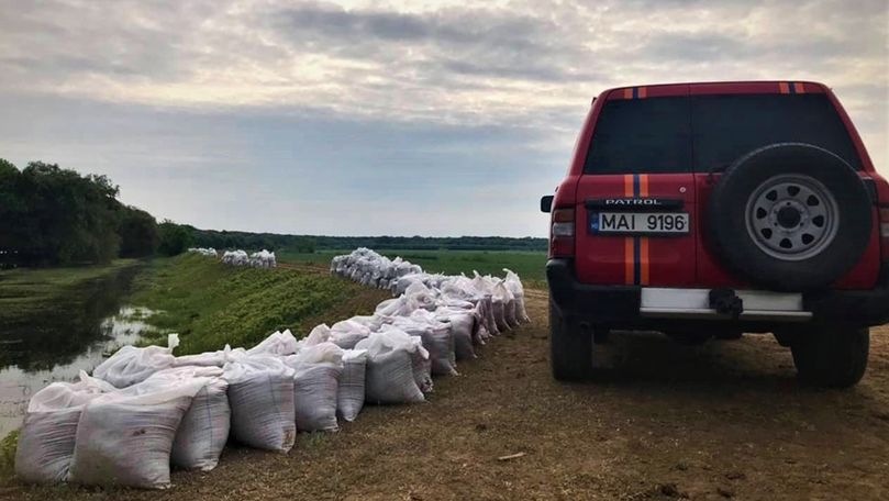 Pericol de inundații la Crocmaz: Cum arată un dig din 7.500 de saci