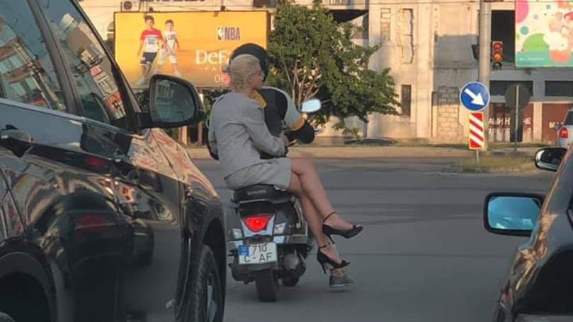 Femeie în fustă și pe tocuri, surprinsă pe motocicletă în Chișinău