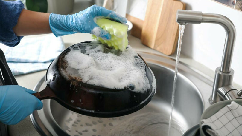 Trucul pentru a elimina grăsimea întărită de pe tigăi cu ketchup