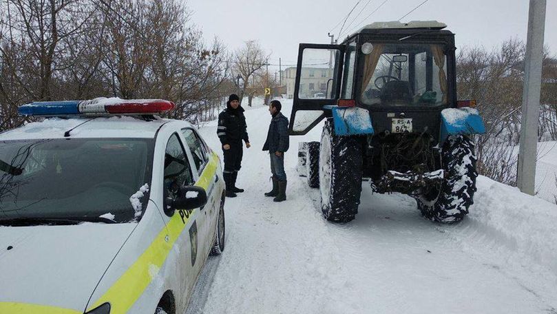 Poliția caută bărbatul filmat la Bălți cum fură motorină din tractor