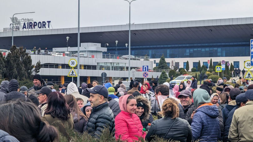 В Кишиневе у аэропорта скопление людей: встречают Гуцул.