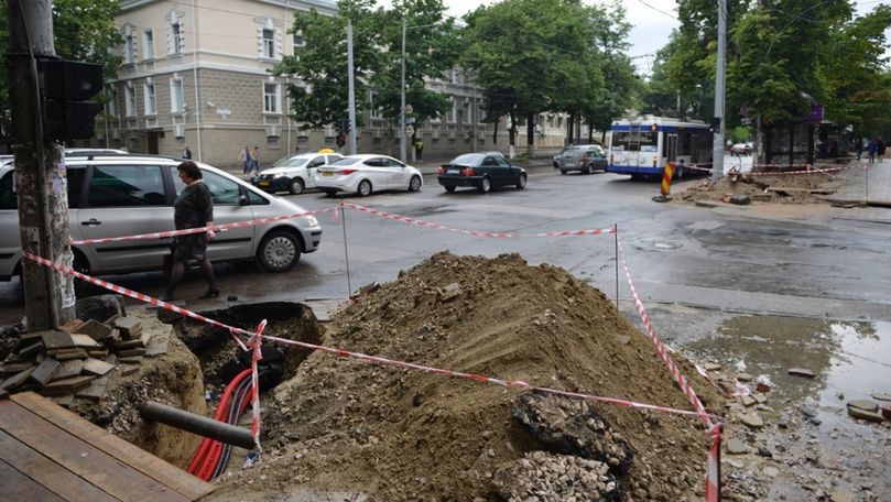 Problema gropilor în asfalt, discutată la ședința Primăriei Chișinău