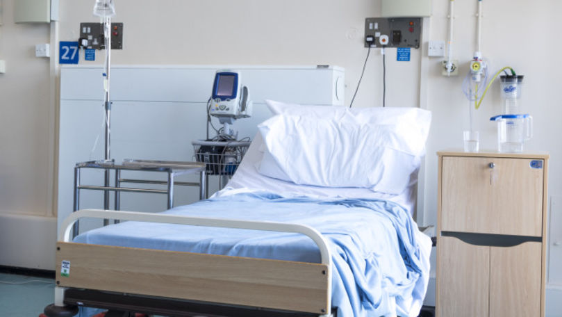 O femeie s-a sinucis după ce a fost filmată în spital