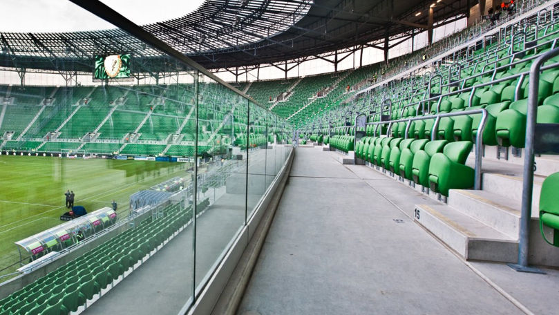 Momentul în care o balustradă cu suporteri se prăbușește pe un stadion