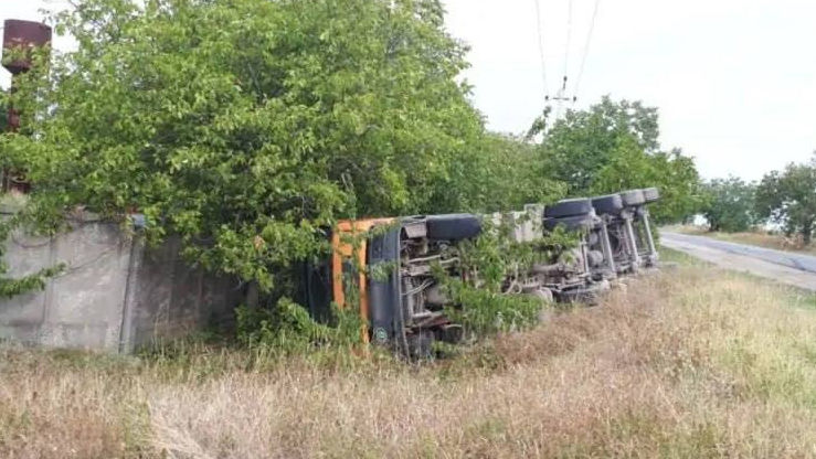 Accident la Fălești: Un camion s-a răsturnat într-un șanț