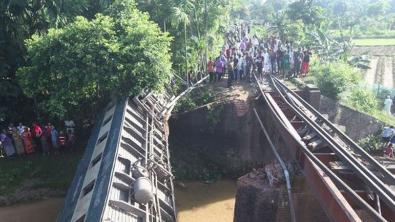 Tren deraiat în Bangladesh: Cel puţin cinci persoane au murit