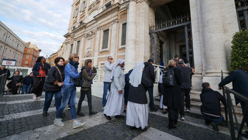 Zeci de oameni stau la coadă pentru a vizita mormântul Papei Francisc