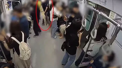 Momentul în care un bărbat a incendiat un metrou plin cu pasageri