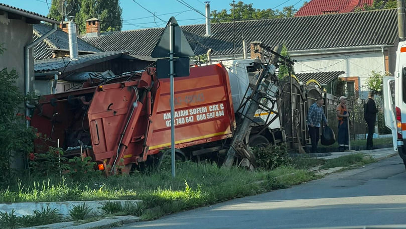 Accident în Capitală: O autospecială a ajuns într-un stâlp