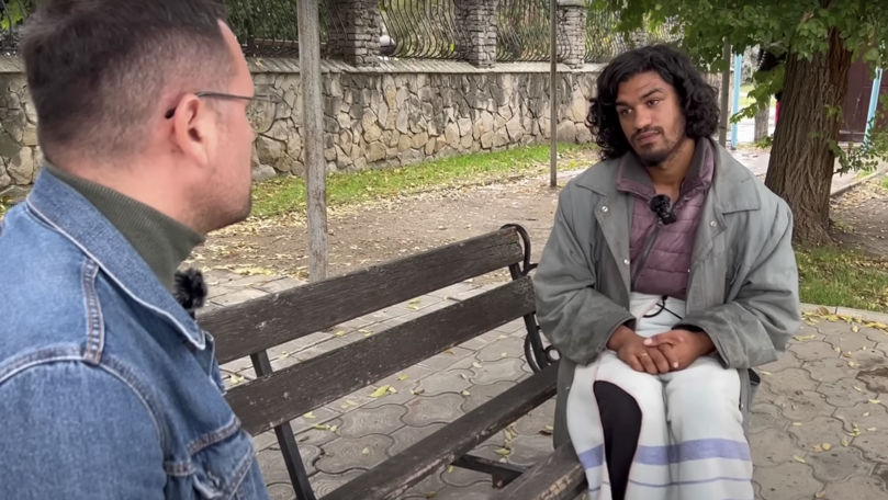La 23 ani e boschetar: Doarme în stradă și mănâncă ce-i dau trecătorii