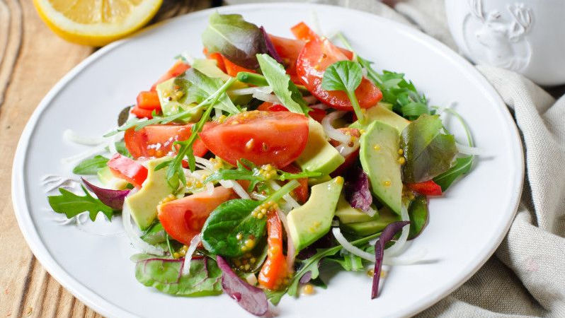 Salată de vară rapidă și aromată. Ingredientul care face diferența