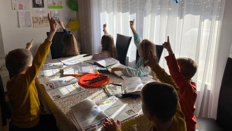 O moldoveancă stabilită în Germania învață copiii limba română