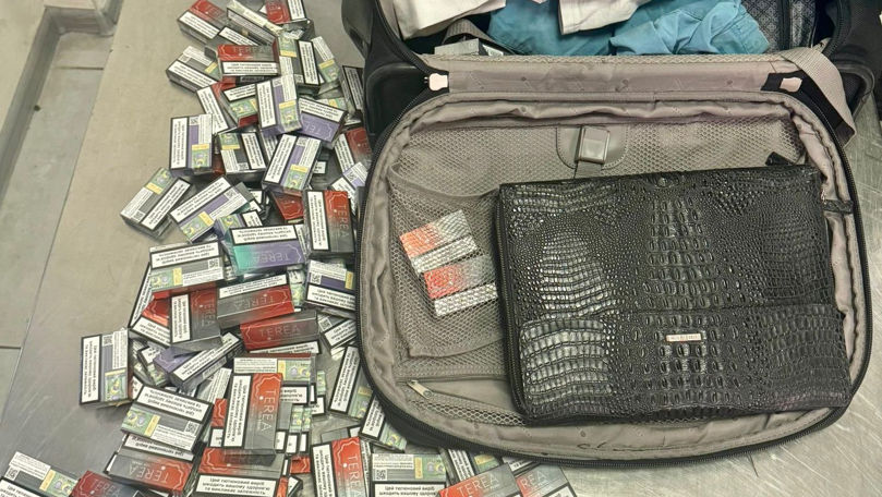 Un utilaj industrial și produse de tutun tăinuite, depistate la vamă