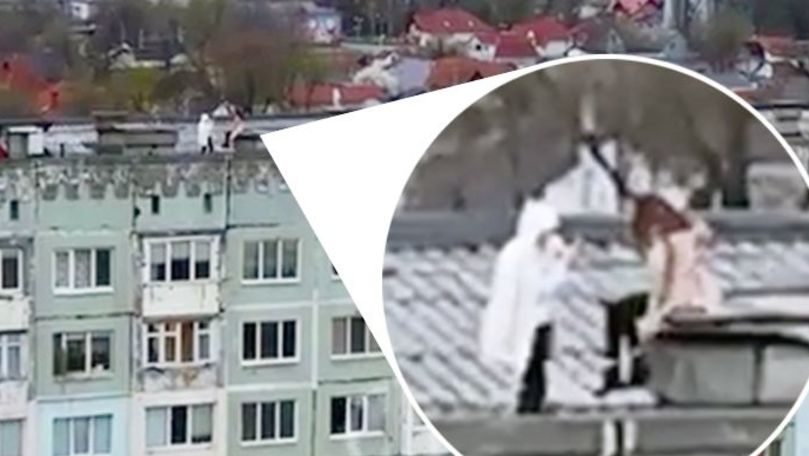 Trei fete, surprinse pe acoperișul unui bloc de locuit din Capitală