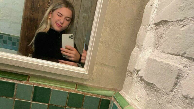 Fiica lui Steve Jobs ironizează noul model iPhone 14