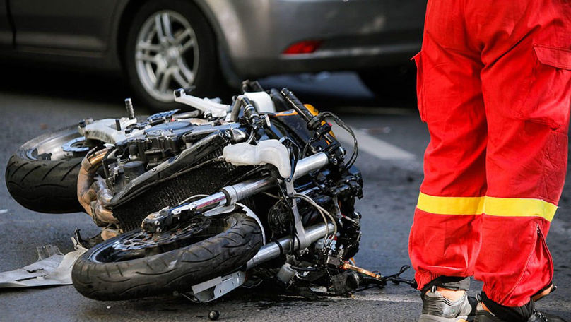 Accident între o motocicletă și o mașină: Un bărbat a ajuns la spital