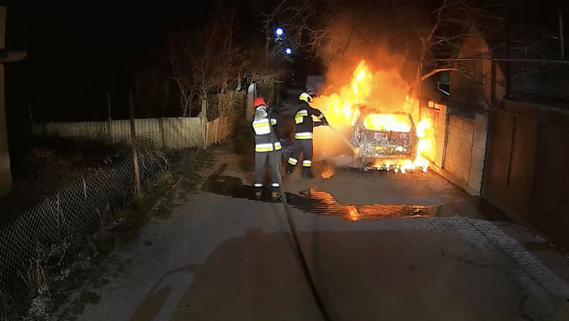 Incendiu nocturn în orășelul Codru: Un automobil, distrus de flăcări
