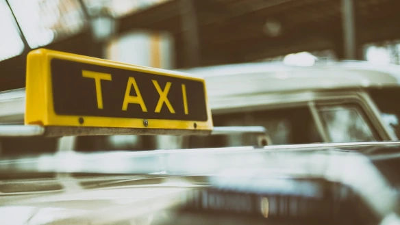 Taxiurile ar putea circula pe benzile destinate transportului public