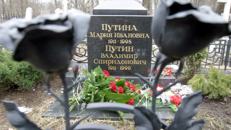 Un individ s-a filmat în timp ce urina pe mormântul părinților lui Putin
