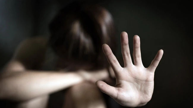 Ocnița: Un bărbat, condamnat la 11 ani pentru violul fiicei concubinei