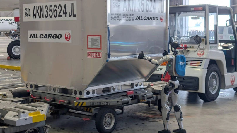 В аэропорту Токио человекоподобные роботы будут обслуживать багаж.