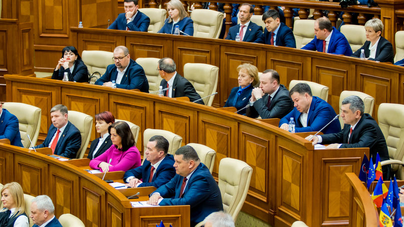 Trei fracțiuni în Parlament. Ședință amânată fără majoritate