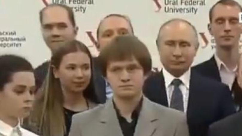 Reacția lui Putin după ce un student s-a așezat în fața lui la o poză