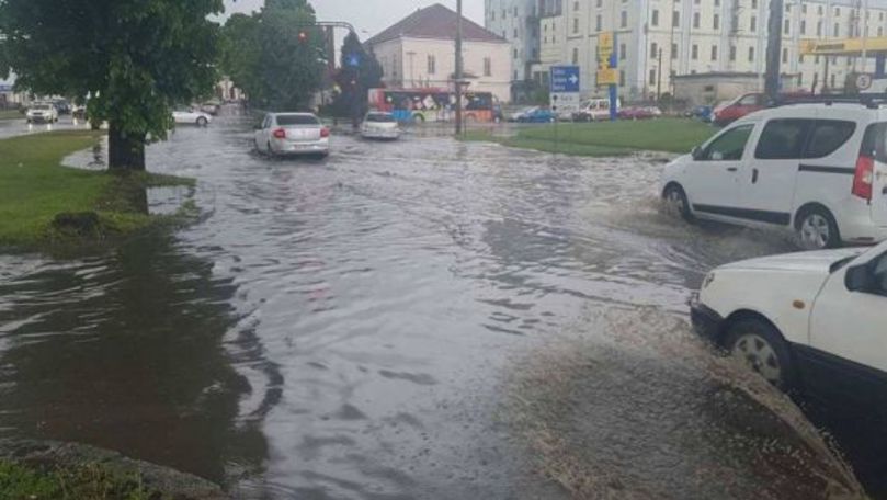 Potop în Capitală: Străzile s-au transformat în râuri