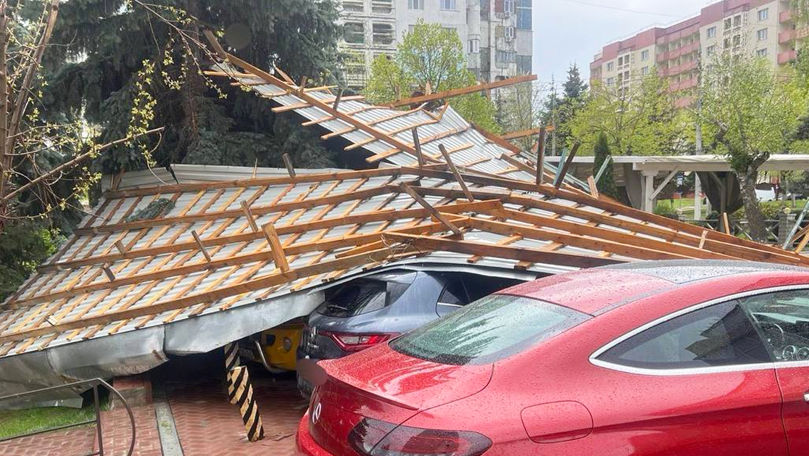 Водители, чьи авто повреждены из-за сильного ветра, требуют компенсации.