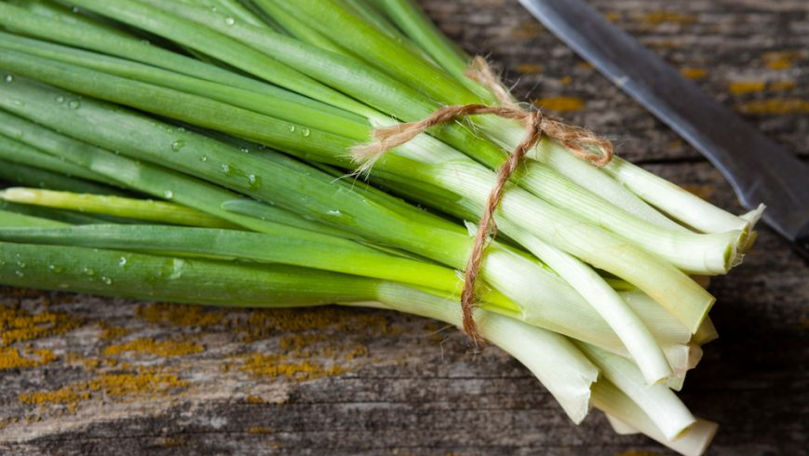 Ce pericol ascunde ceapa verde. Cine nu are voie să o consume