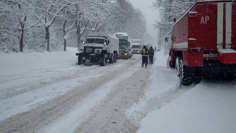 Situația din țară: Mai multe camioane și automobile, blocate în zăpadă