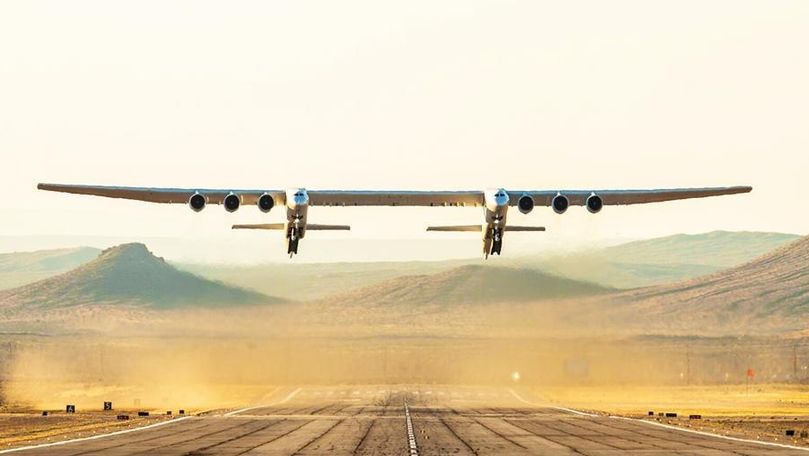 Primul zbor pentru cel mai mare avion din lume, efectuat în California