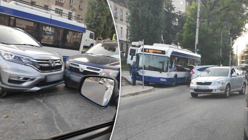 Accident cu implicarea unui troleibuz pe o stradă din Capitală