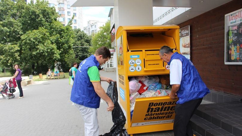 Banca de haine a colectat în 3 ani 168 tone de haine și bunuri materiale