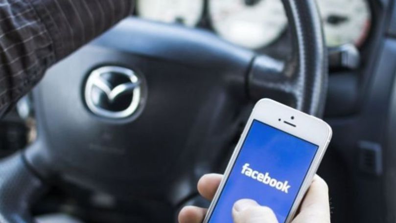 Proiect de lege: Rămâi fără permis dacă faci live pe Facebook la volan