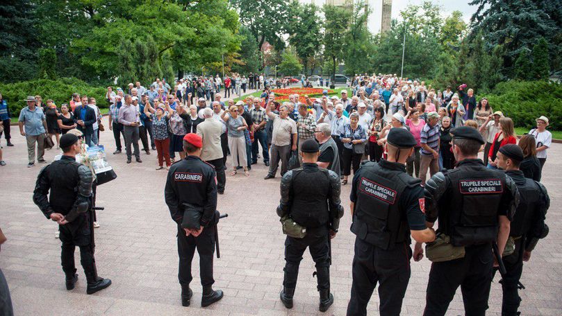 Protest ACUM la Parlament: Manifestanții au încercat să intre în clădire