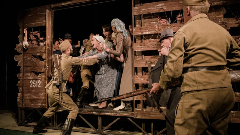 Spectacolul Dosarele Siberiei, jucat pe scena Teatrului din Baia Mare