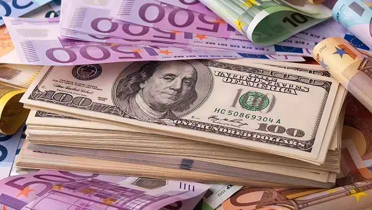 Dolarul crește față de euro: Ce impact economic va avea asupra Moldovei