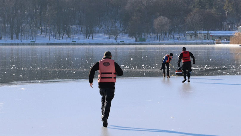 Две девочки провалились под лёд в парке «Долина Роз» в столице.
