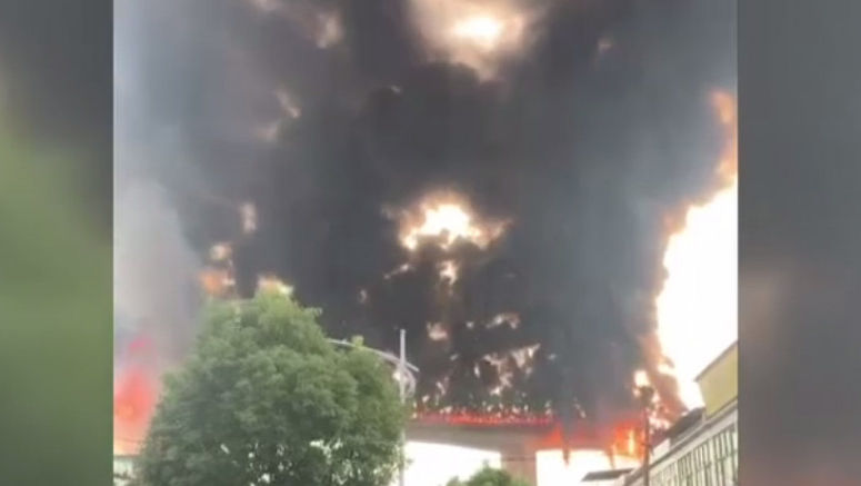 Incendiu uriaș în China, după o coliziune pe autostradă