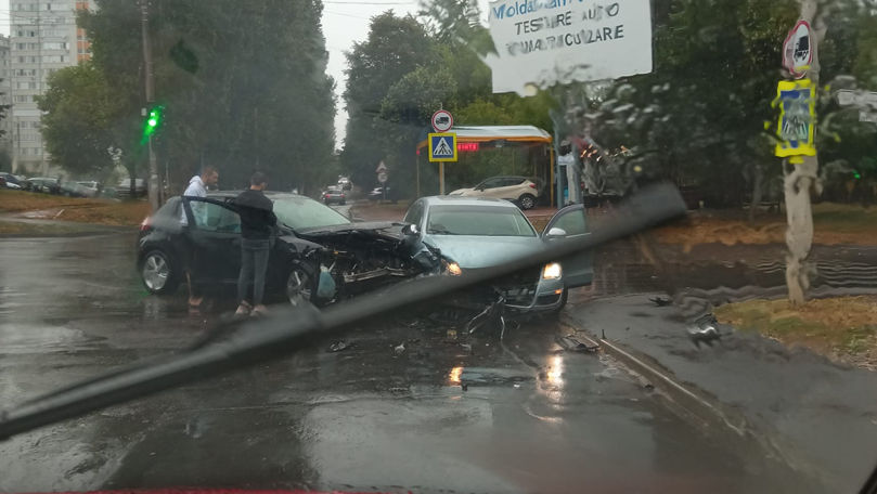 Grav accident în sectorul Râșcani: O șoferiță la spital. Primele imagini