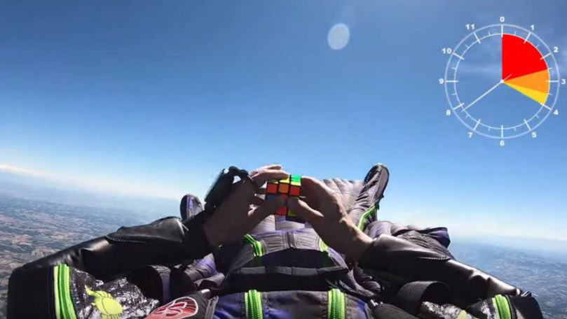 Un paraşutist a sărit din avion cu un cub Rubik în mână