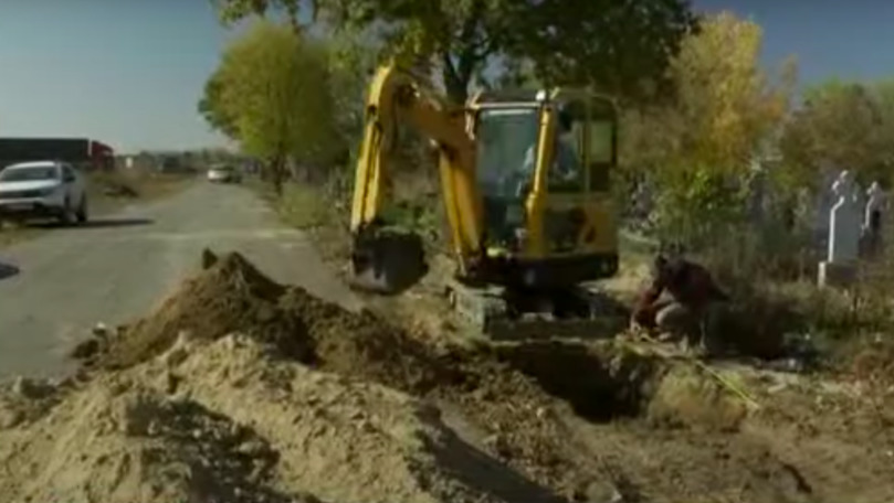 România cedează în fața COVID: Mormintele, săpate cu excavatorul