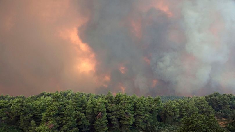 Incendiu puternic pe insula Evia din Grecia: Pompieri sunt în alertă