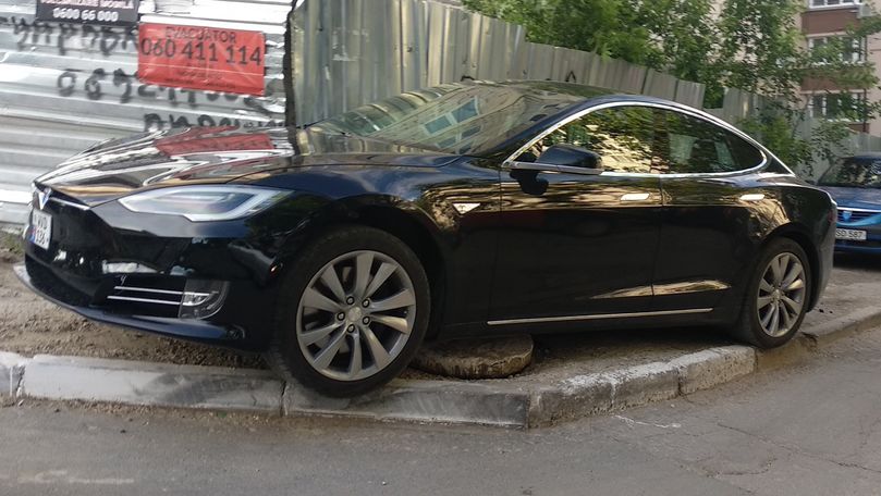 Tesla cocoțată pe un trotuar din Chișinău, virală pe Facebook