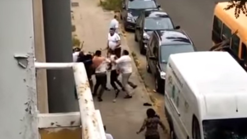 Вооруженные битами и стульями румыны устроили драку посреди улицы в одном из городов на северо-западе Германии. Фото: stirileprotv.ro.