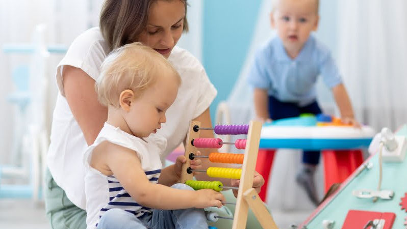 Mamele neangajate cu copii de până la doi ani vor fi asigurate de stat