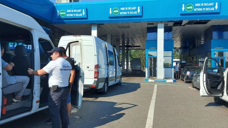Flux sporit la frontieră: Mii de moldoveni revin acasă în luna august