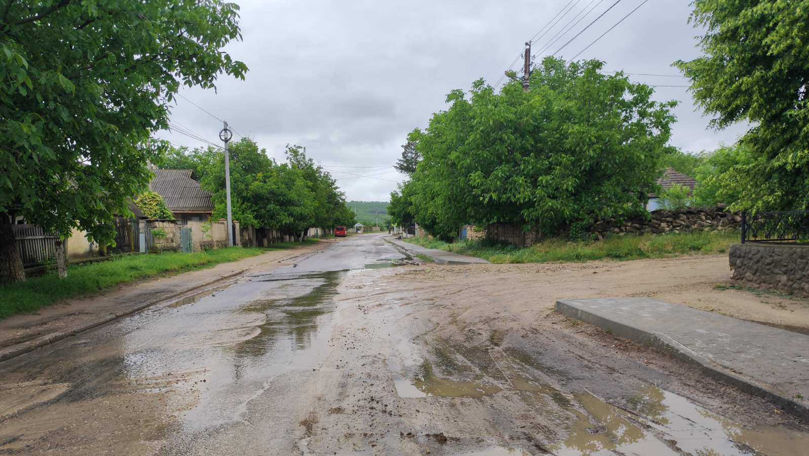 Drumarii au intervenit cu lucrări în mai multe zone afectate de ploaie