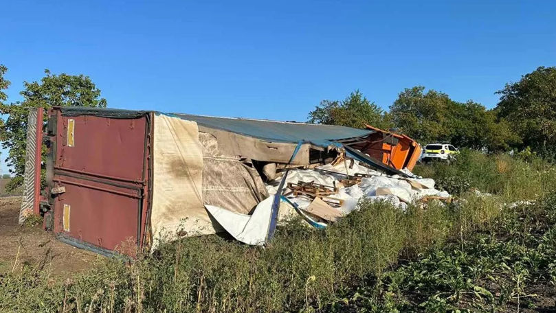 Drochia: Un camion care transporta 22 de tone de zahăr s-a răsturnat